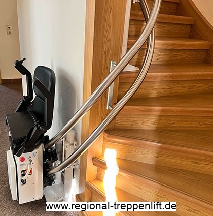 Lifteinbau auf kurviger Treppe in Lder